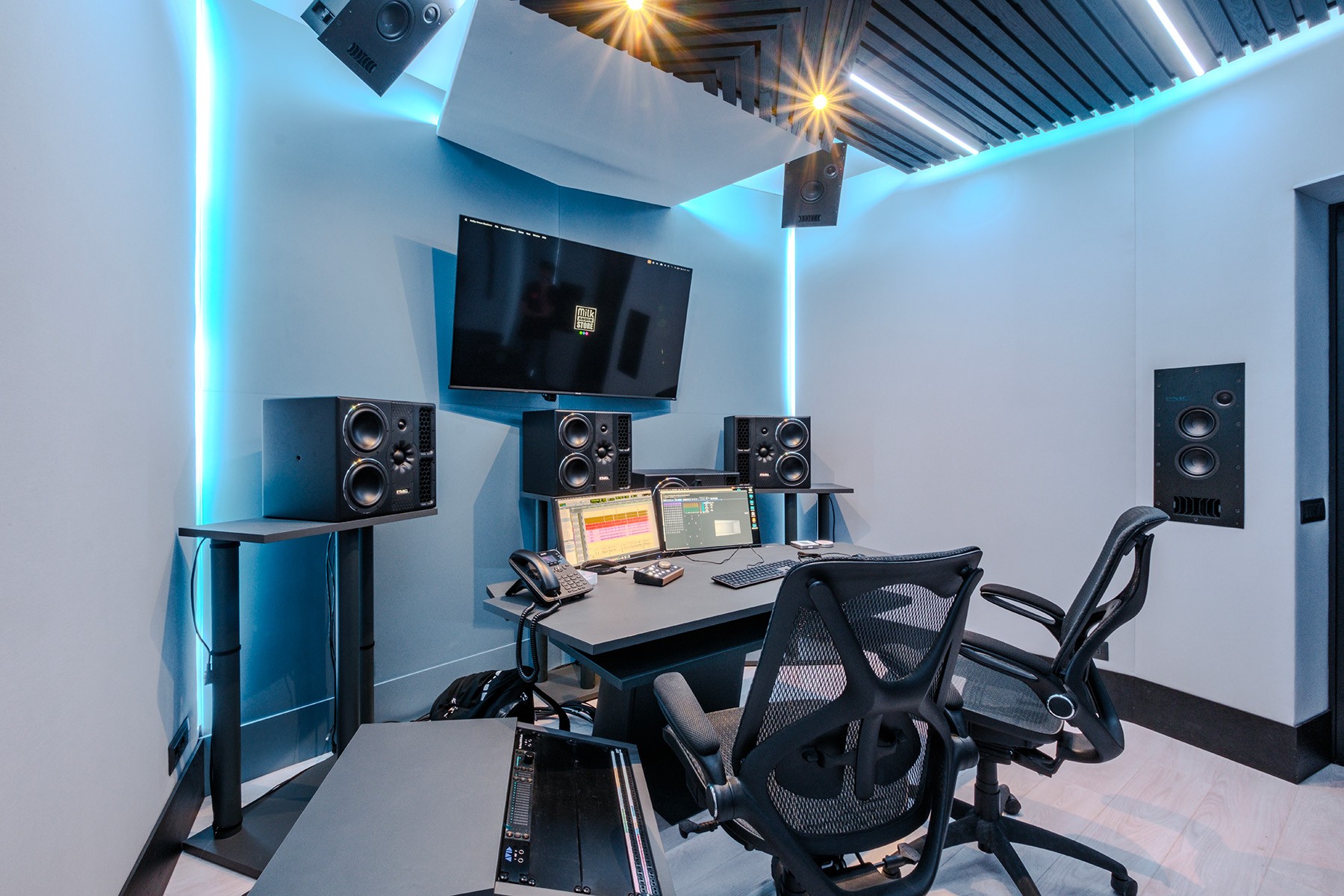 Sala Dolby Atmos Milk Audio Store